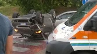 Ferrara, cerca di evitare un pedone e si ribalta sulle strisce