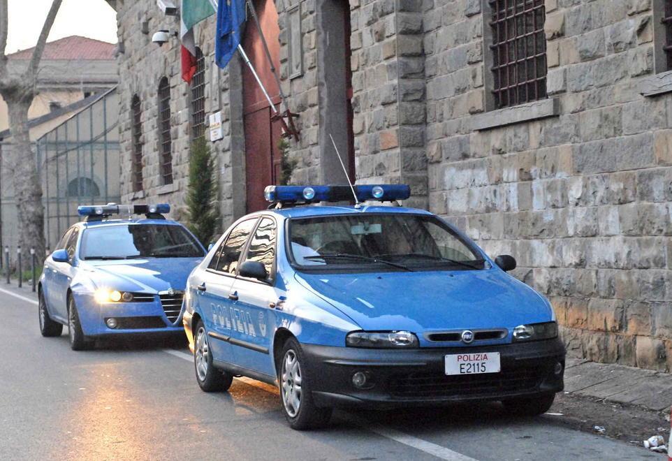 Sfregia la compagna a colpi di trincetto 