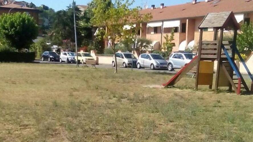 Parco giochi assolato e insicuro, proteste