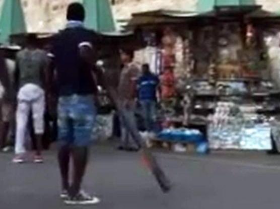 Rissa tra ambulanti e abusivi denunciati tre bengalesi