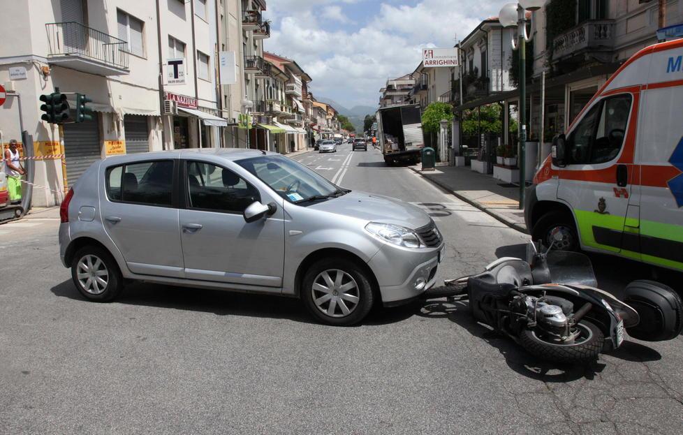 Via ai lavori per riparare il semaforo di via Fratti