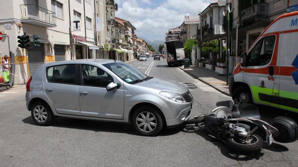 Via ai lavori per riparare il semaforo di via Fratti
