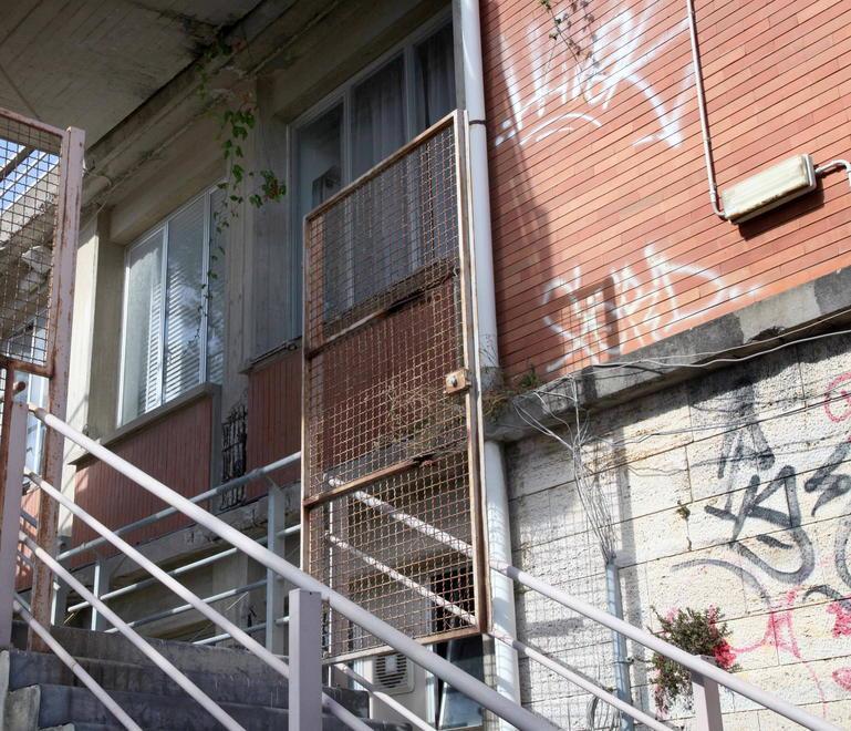 Escrementi, cavi tranciati e degrado al Palazzetto 