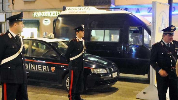 Lite per una ragazza, lo ferisce con le forbici