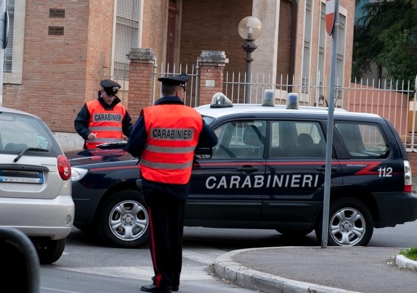 Tenta di rubare due dvd: intervengono i carabinieri