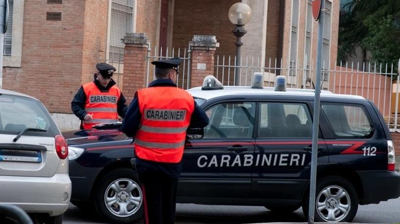 Tenta di rubare due dvd: intervengono i carabinieri
