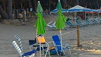 Spiagge apparecchiate, è polemica