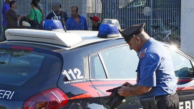 I ladri non trovano il denaro e si consolano con le bottiglie di champagne e di vino