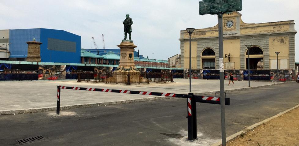 In piazza Luigi Orlando spunta la sbarra 