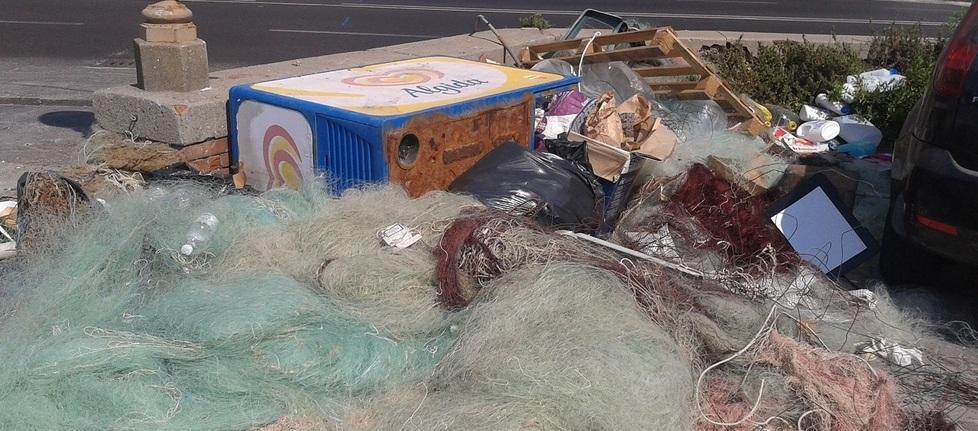 Cassonetti spostati, sugli Scali nasce una discarica abusiva 