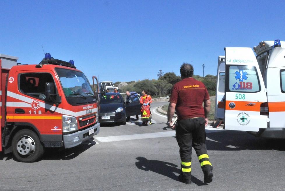 Incidente in una rotatoria, grave un giovane centauro