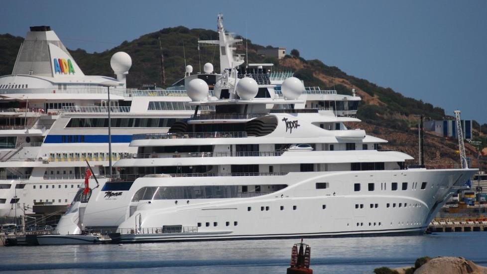 Una flotta di maxi yacht si dirige verso la Gallura