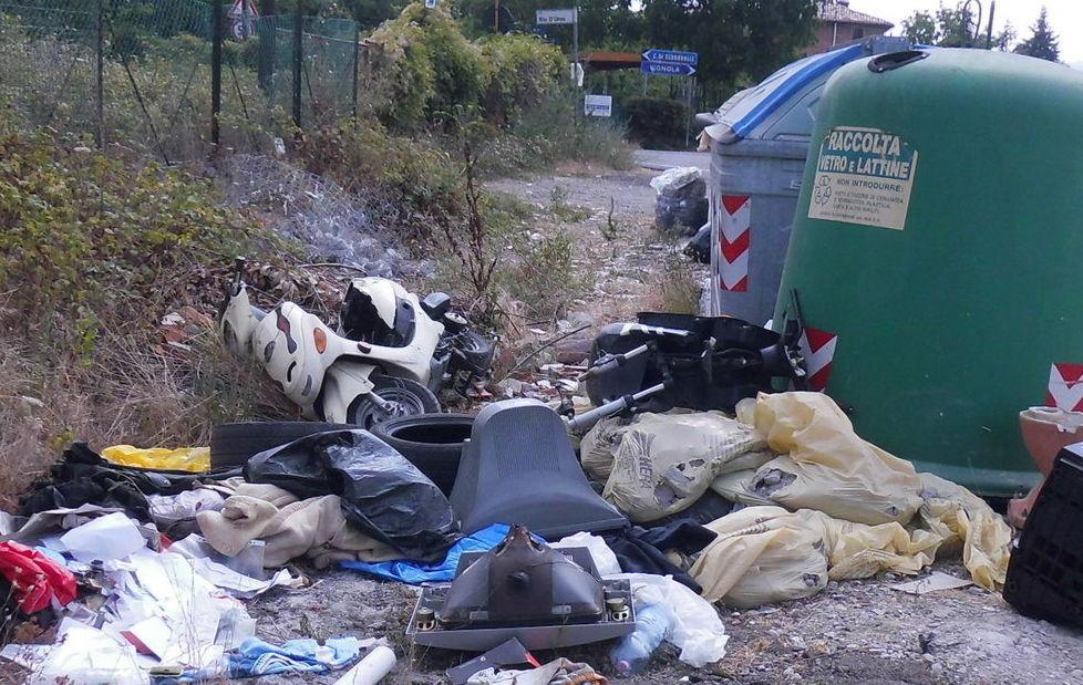 Gli inestinguibili barbari dei rifiuti 