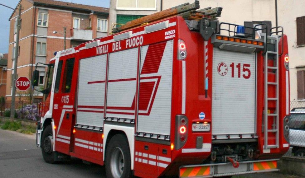 Una piccola auto va a fuoco in via Ravenna I vigili intervengono e limitano i danni 