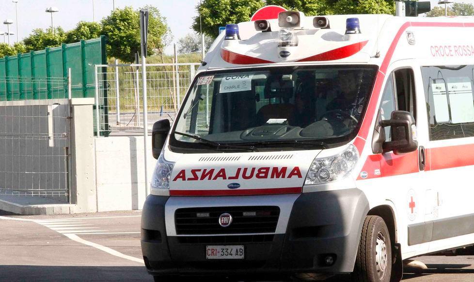 Picchiata in strada e soccorsa, poi scappa dall’ospedale