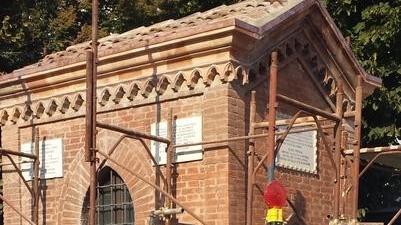 Lavori per ristrutturare l’antico capitello mariano