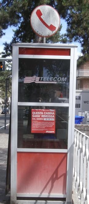 Cabine telefoniche poco usate la Telecom è pronta a toglierle