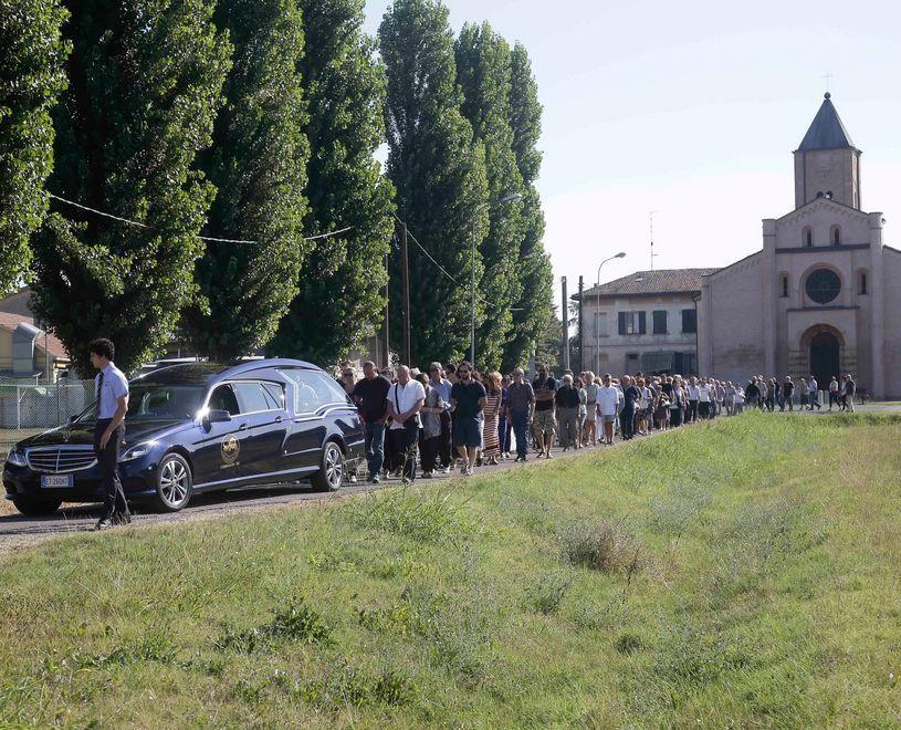 Tre rose rosse per l’addio a Ditra 