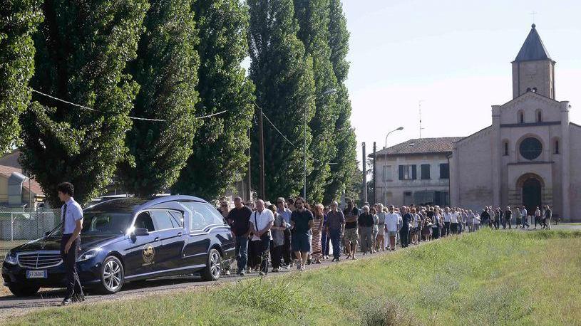 Tre rose rosse per l’addio a Ditra