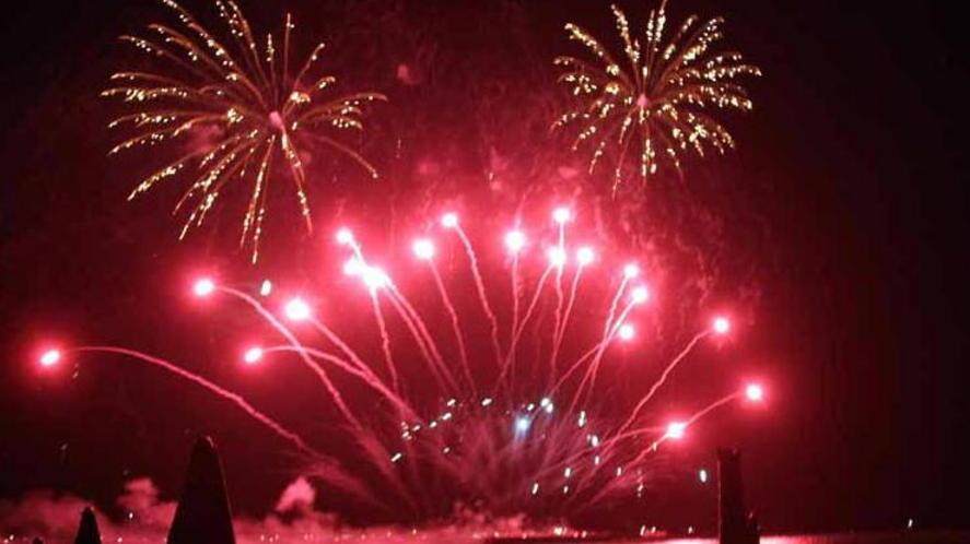 Fuochi d’artificio la vigilia di Ferragosto a Marina di Carrara