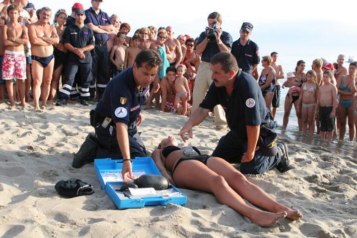 La simulazione di un soccorso a una bagnante dopo un salvataggio (archivio)
