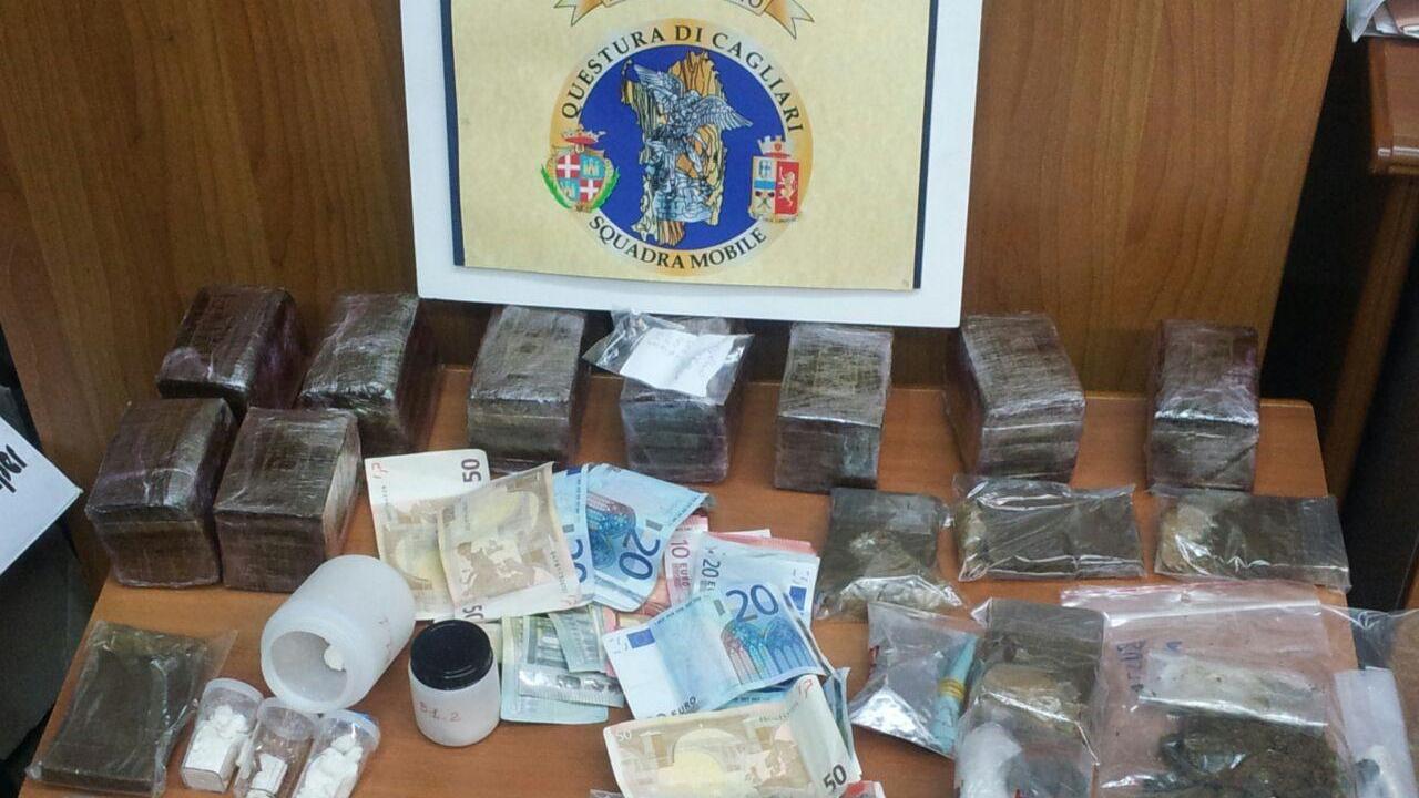 Cagliari, trovato in casa con cinque chili di hascisc, in cella un ventenne