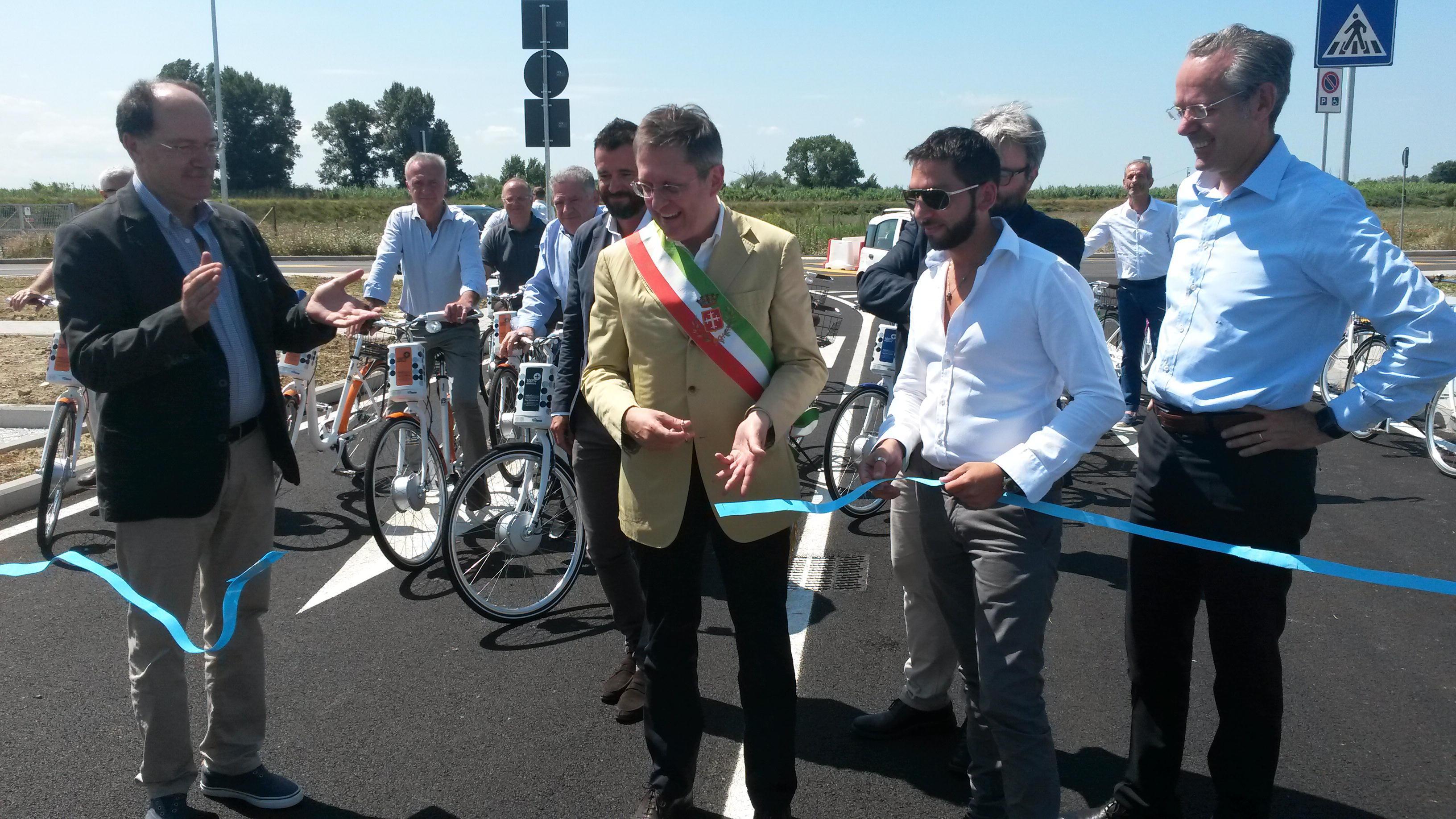 A sin. il direttore generale dell'Aoup, Tomassini con il sindaco Filippeschi al taglio del nastro