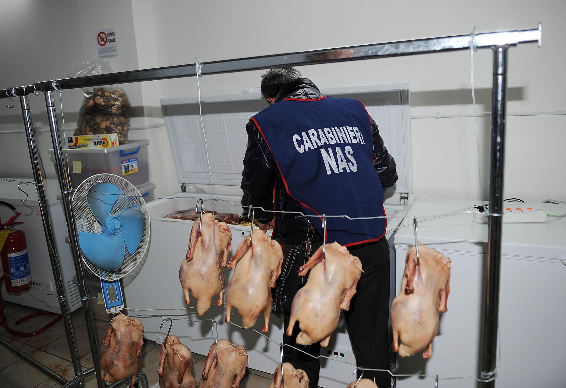 Controlli dei carabinieri del Nas in un ristorante cinese (foto d'archivio)