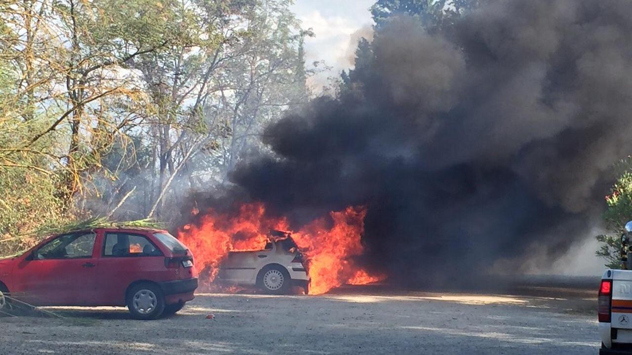 Le auto attaccate dal fuoco durante un incendio di sterpaglie