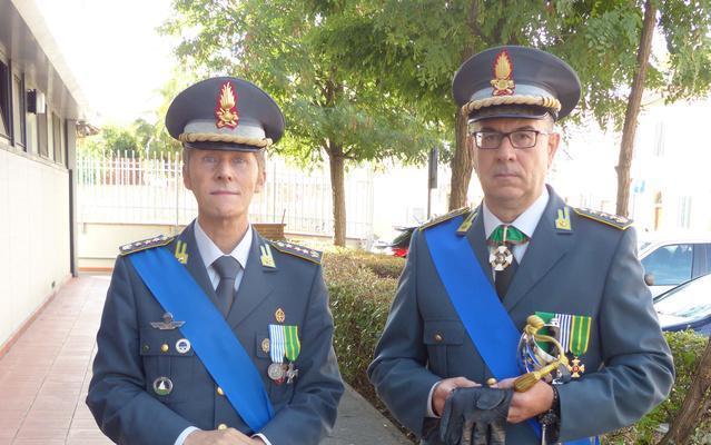 A sinistra il nuovo comandante Farruggio che sostituisce Reolon (a destra)