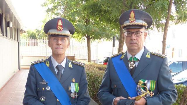 A sinistra il nuovo comandante Farruggio che sostituisce Reolon (a destra)