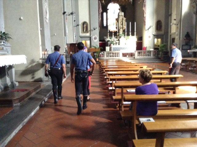 I carabinieri nella chiesa di San Domenico dopo il tentato furto (foto Batavia)
