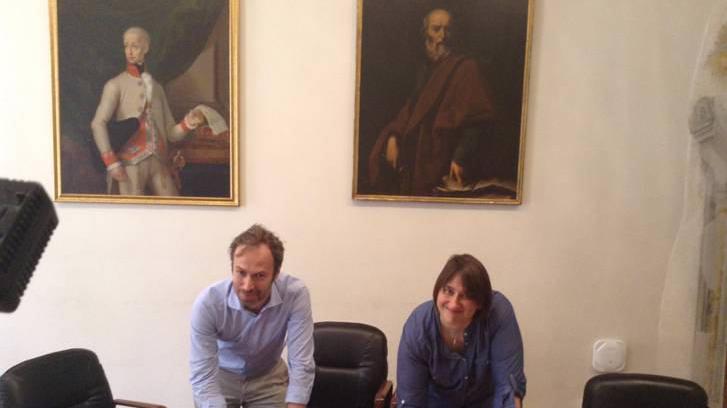 Gli assessori Lorenzo Perra (Firenze) e Benedetta Squittieri (Prato) mentre firmano l'accordo