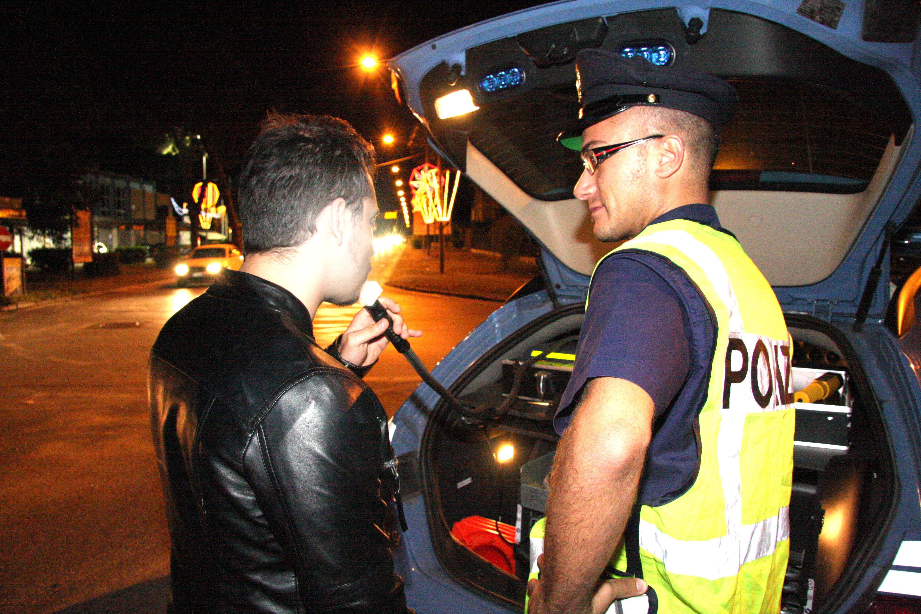 Controlli con l'etilometro (foto d'archivio)