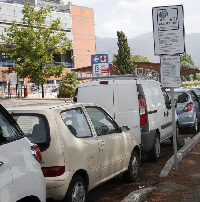 Pronto soccorso invaso dalle auto, i vigili fanno multe e rimozioni 