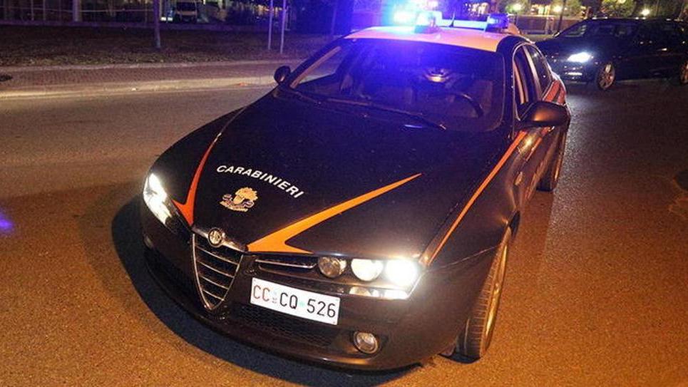 Pugni e schiaffi alla compagna: arrestato