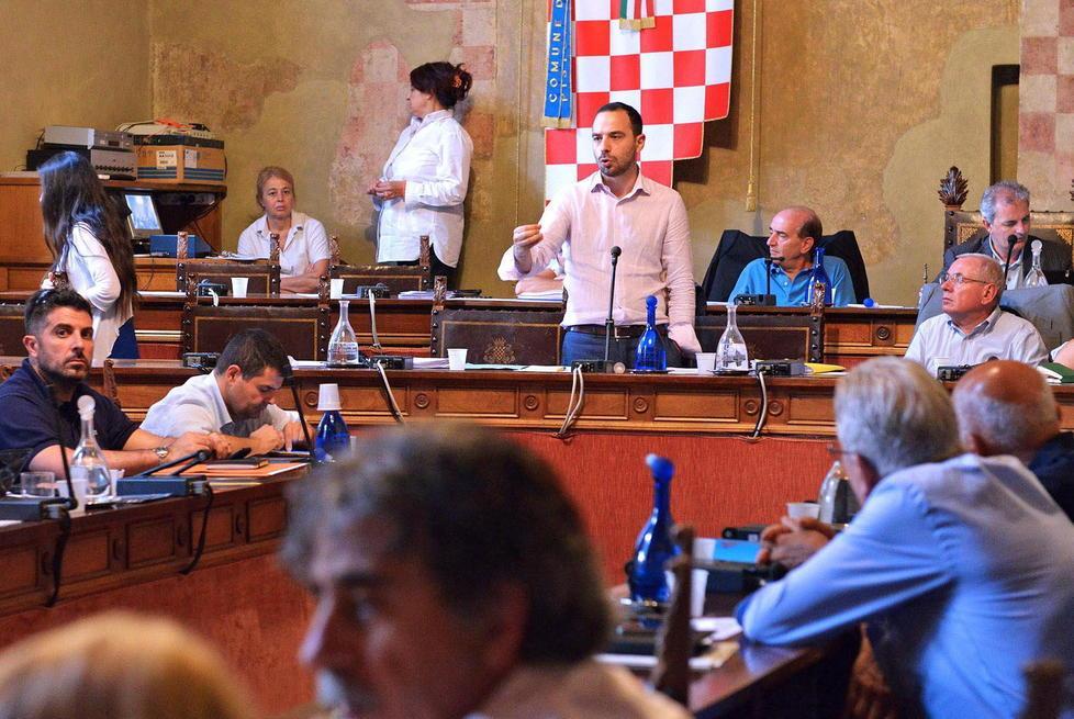 Dopo 5 sedute, via libera al bilancio 2015