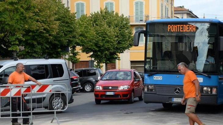 Via Dante, taglio del nastro fra le critiche