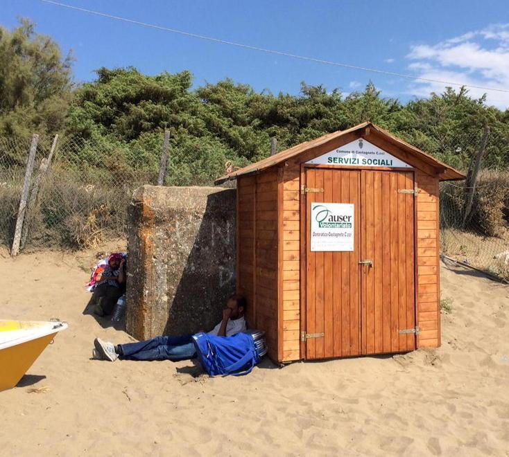 Spaccano la casetta in legno e rubano sedie e ombrelloni 