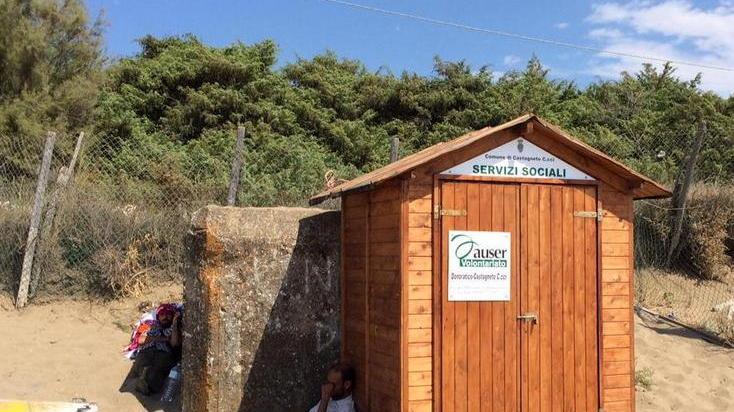 Spaccano la casetta in legno e rubano sedie e ombrelloni