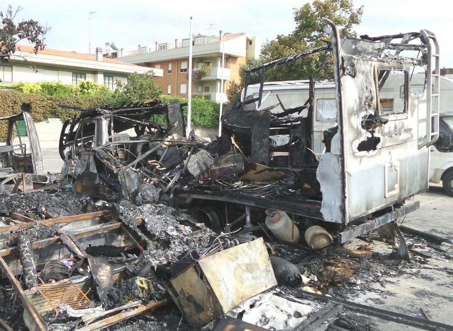 Inferno di fuoco, distrutti sei camper 