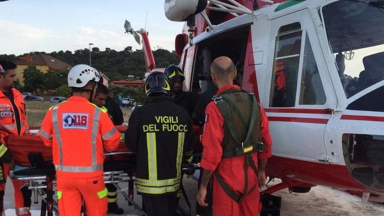 Cade da uno scoglio, grave un 18enne