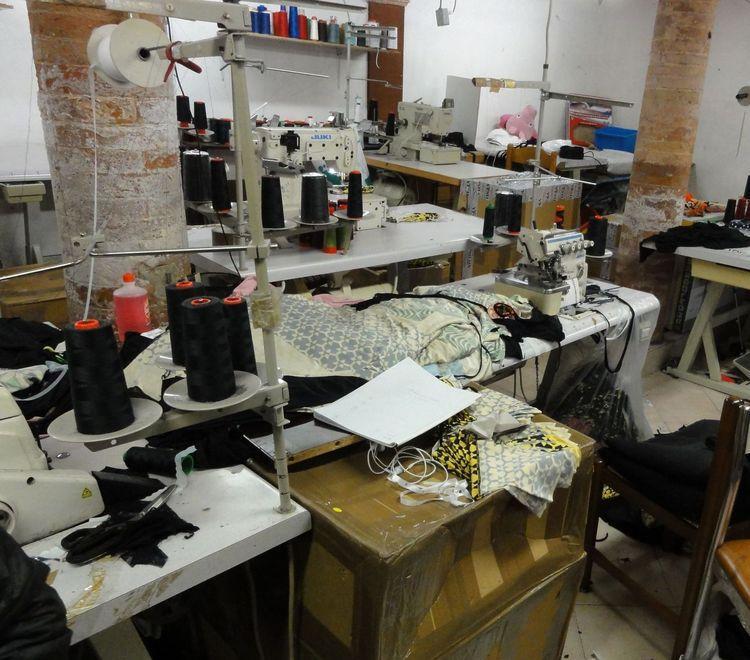 San Felice, scoperto laboratorio cinese con operai abusivi 