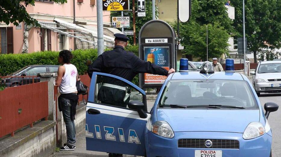 Una bionda lo abborda e gli ruba il portafoglio