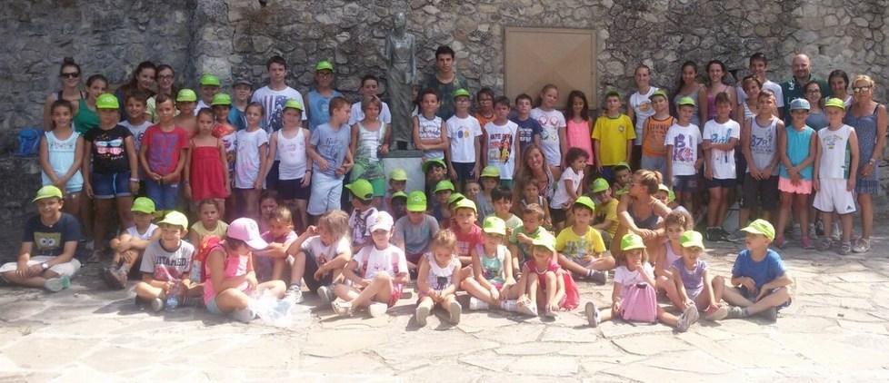 I bambini tirano le orecchie ai grandi