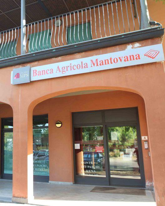 Il direttore ferito mentre alzava le mani 