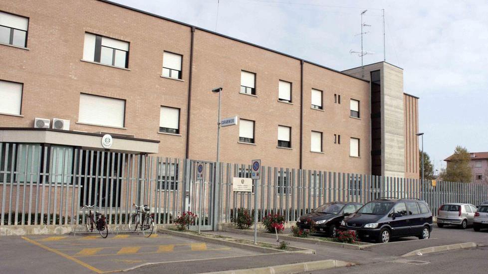 Cento, simulando un incidente deruba una pensionata