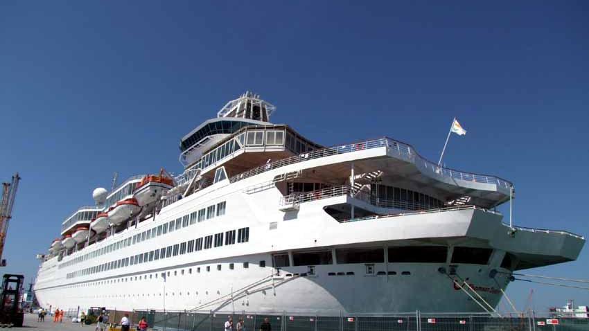 La nave Thomson al porto di Marina di Carrara