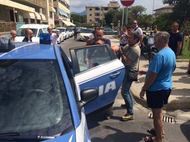 La polizia in passeggiata a Lido dopo gli spari