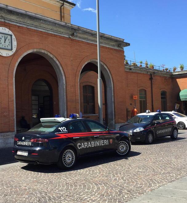 Servizio “squillo” al supermercato con giovani uomini 